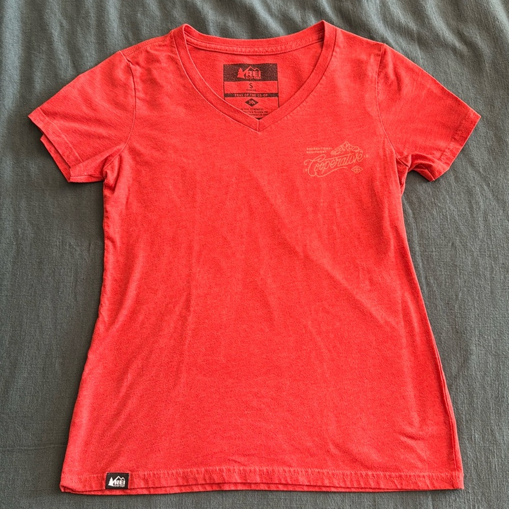 REI Recreational Equipment Cooperative v-neck  Women t-shirt short sleeve sz Sm